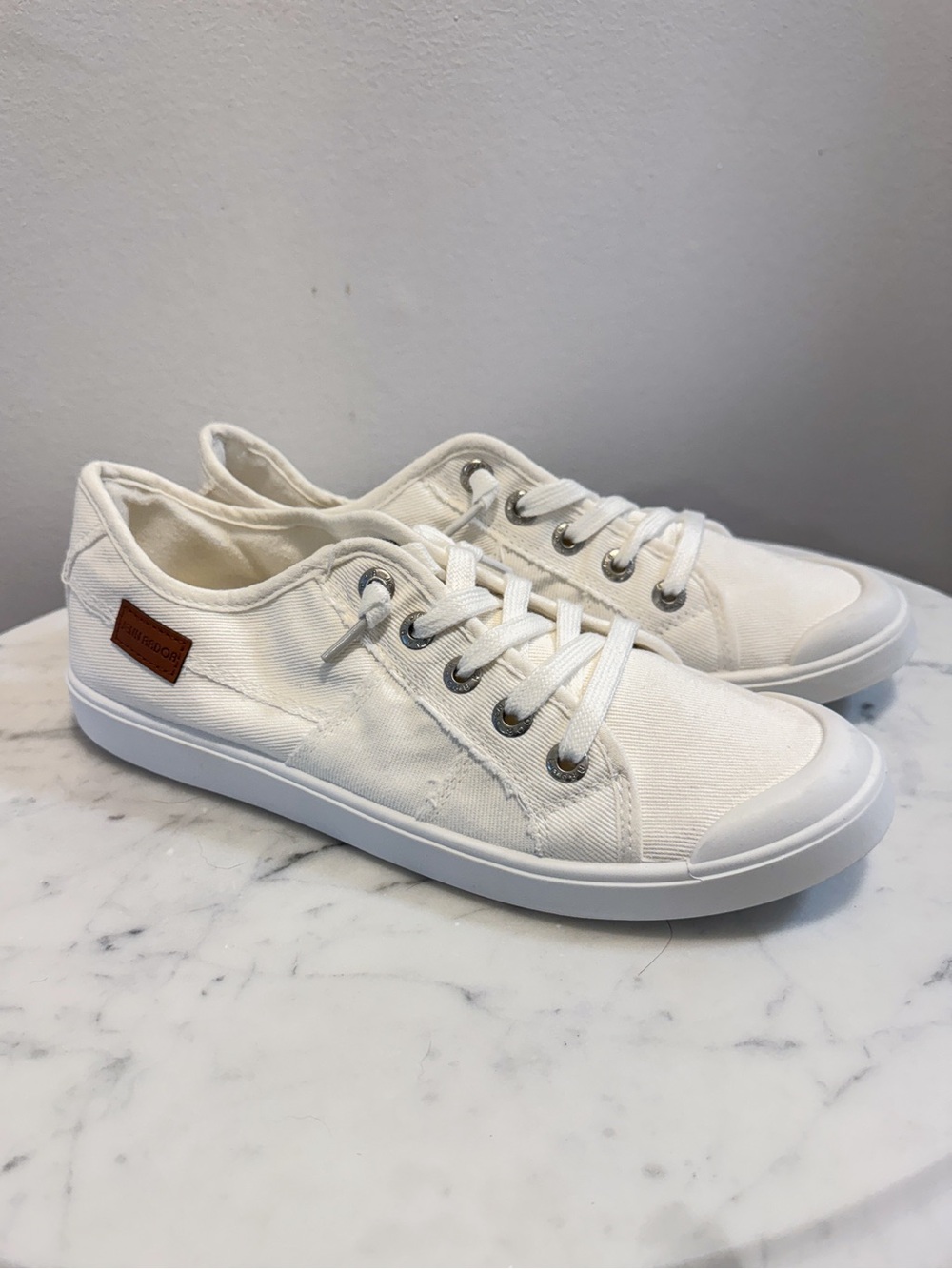 Jenn Ardor White Low-Top Canvas Sneakers